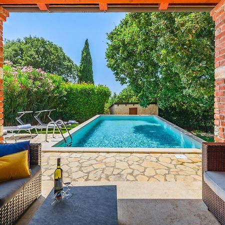 Villa Hrast Bacva Višnjan Exteriör bild