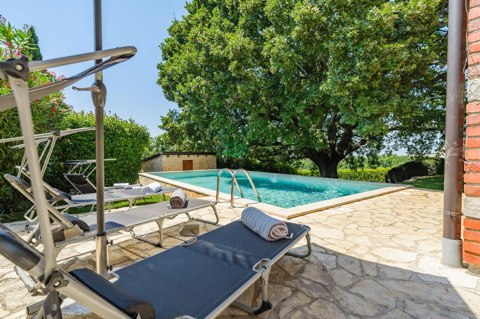 Villa Hrast Bacva Višnjan Exteriör bild