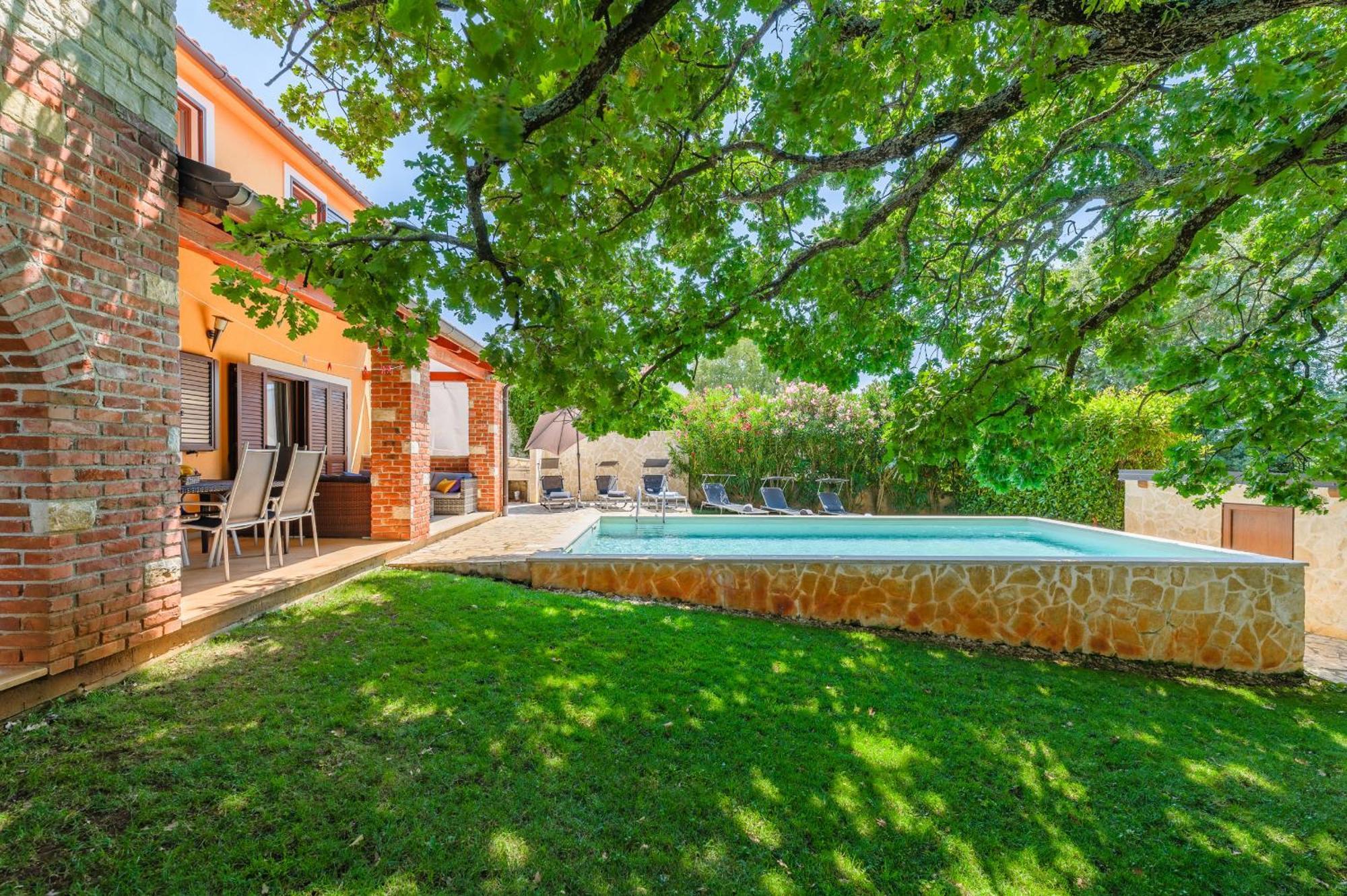 Villa Hrast Bacva Višnjan Exteriör bild