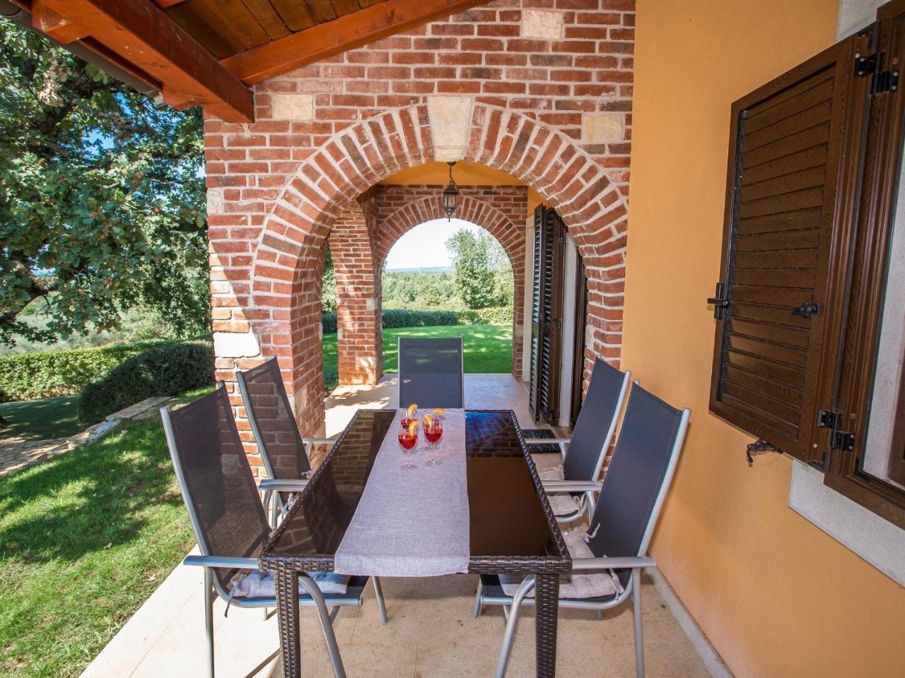 Villa Hrast Bacva Višnjan Exteriör bild